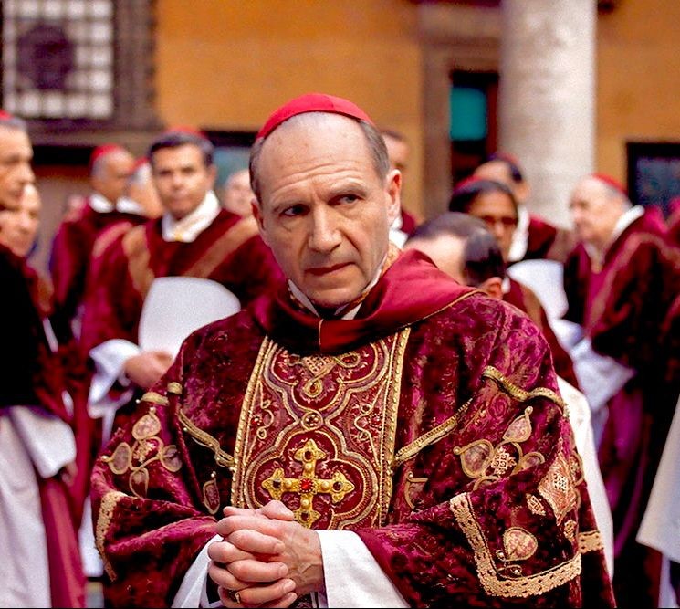 Ralph Fiennes es el Decano del colegio cardenalicio