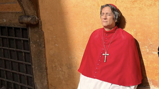 El actor Carlos Diehz, caracterizado como el cardenal Benítez