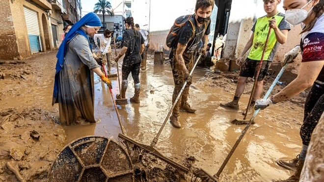 Voluntarios limpian los efectos de la dana