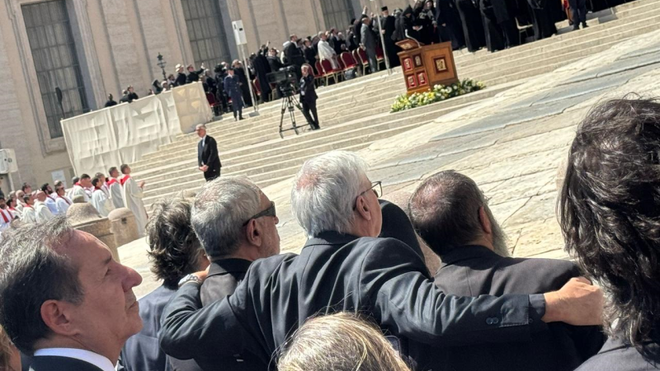 El abrazo de los tres amigos en el funeral