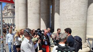 Hollerich, 'acosado' por la prensa a su salida del Vaticano