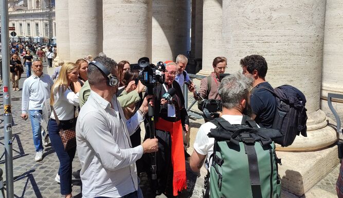 Hollerich, 'acosado' por la prensa a su salida del Vaticano en los días del pasado precónclave