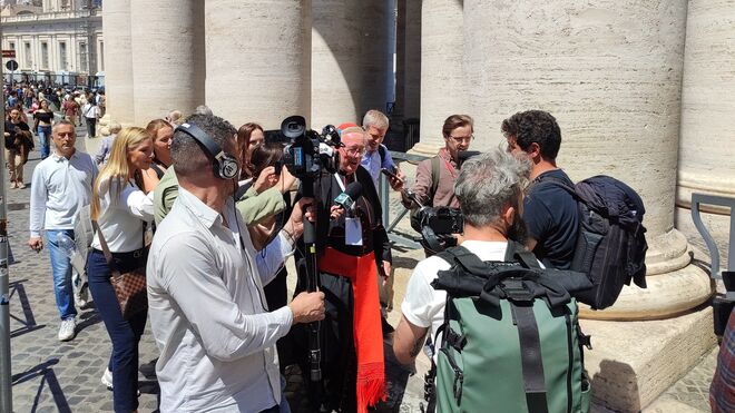 Hollerich, 'acosado' por la prensa a su salida del Vaticano