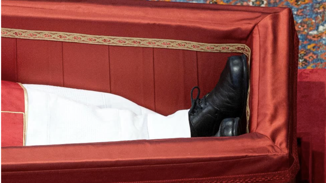 Los zapatos del Papa en el ataud