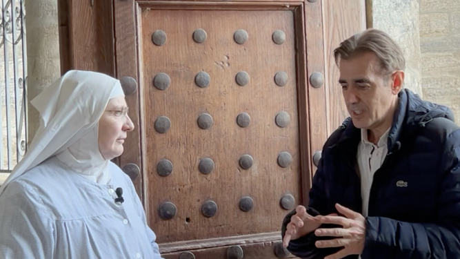 Francisco Canals, portavoz, con una de las exclarisas de Belorado