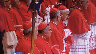 Becciu (el segundo por la izquierda)