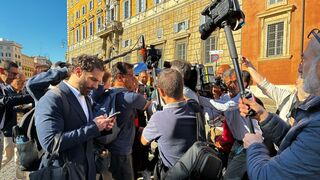 Periodistas persiguiendo a cardenales