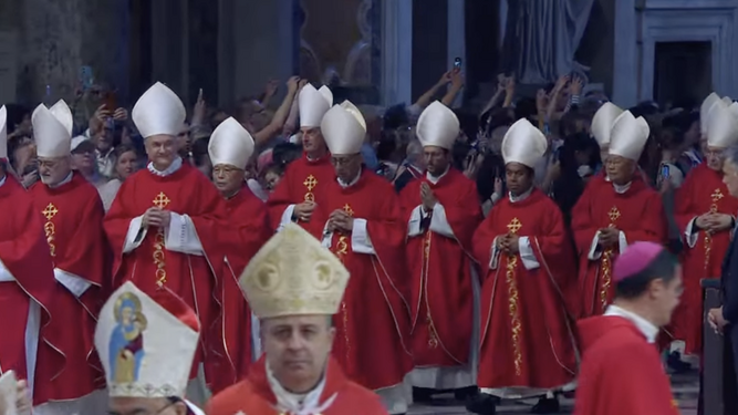 Procesión de cardenales en los novendiales
