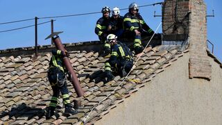 Los bomberos colocan la chimena en la Capilla Sixtina