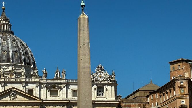 Las tres cumbres de la plaza: la cúpula, el Obelisco y la chimenea