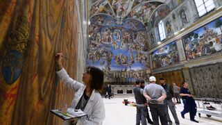 Preparativos en la Capilla Sixtina antes del cónclave