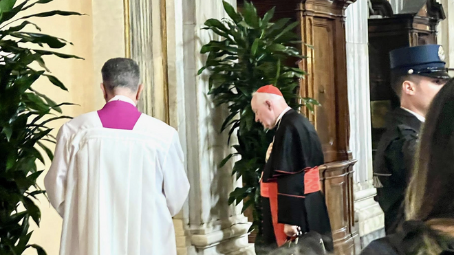 Ouellet ante la tumba de Francisco