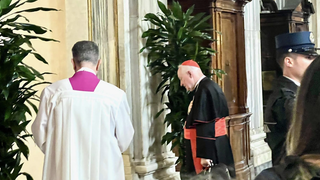 Ouellet ante la tumba de Francisco