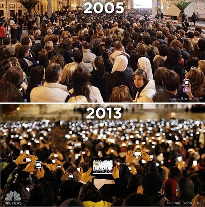 Comparativa de los fieles esperando la fumata blanca en el cónclave de 2005 y en 2013