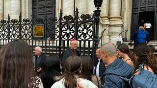 Müller, a su salida del templo de Piazza Navona