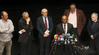 Zuppi, segundo a la izquierda, durante la verificación del desarme de ETA