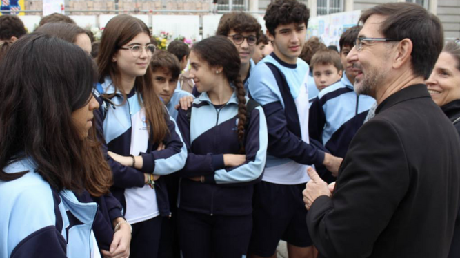 Cobo con jóvenes