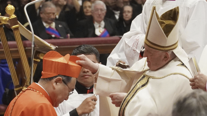 Francisco impone la birreta cardenalicia a Kikuchi