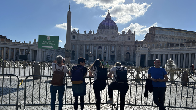 Mujeres frente a San Pedro