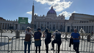 Mujeres frente a San Pedro