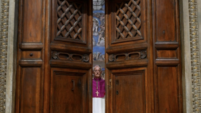 Extra Omnes