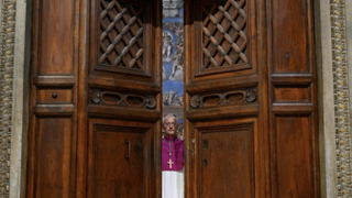 Extra Omnes