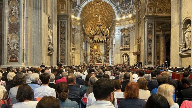 Rezando el rosario antes de la eucaristía