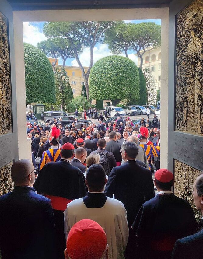 Los cardenales salen de la misa Pro Eligendo Pontifice