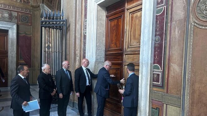 La comisión sella las puertas de acceso al Palacio Apostólico
