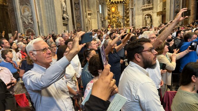 Los fieles graban la entrada de los cardenales
