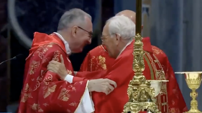 El momento en que Re desea 'suerte' a Parolin