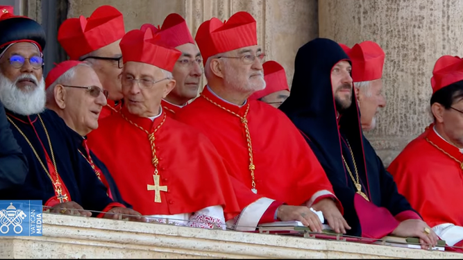 Cristóbal Romero (centro) entre los cardenales en los balcones de San Pedro