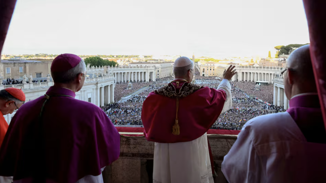 León XIV saluda a los fieles