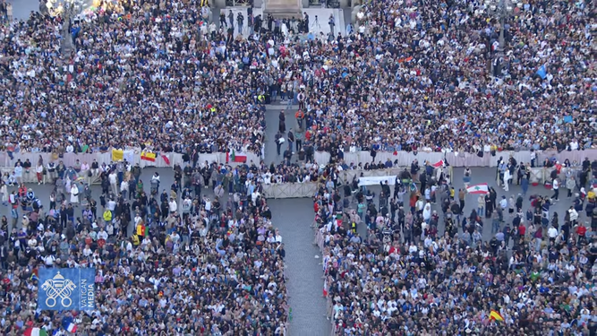 Los fieles llenaron la plaza de San Pedro para saludar al nuevo papa