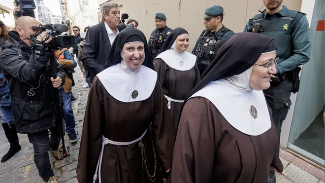 Laura García de Viedma (d), Susana Mateo (i) y María Paz (c), camino del juzgado de Briviesca