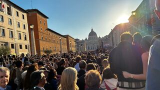 Los fieles acompañaron la elección del nuevo papa