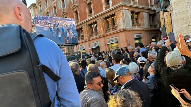 Fieles siguen la fumata desde la Via della Conziliacione