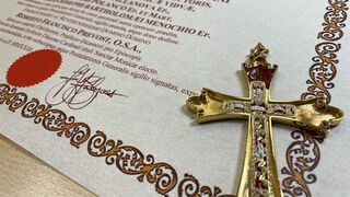 Cruz pectoral de León XIV