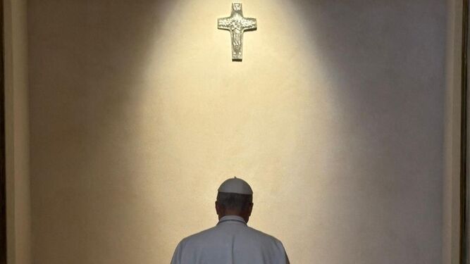 León XIV reza ante la tumba de Francisco