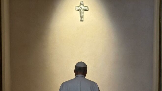 León XIV reza ante la tumba de Francisco