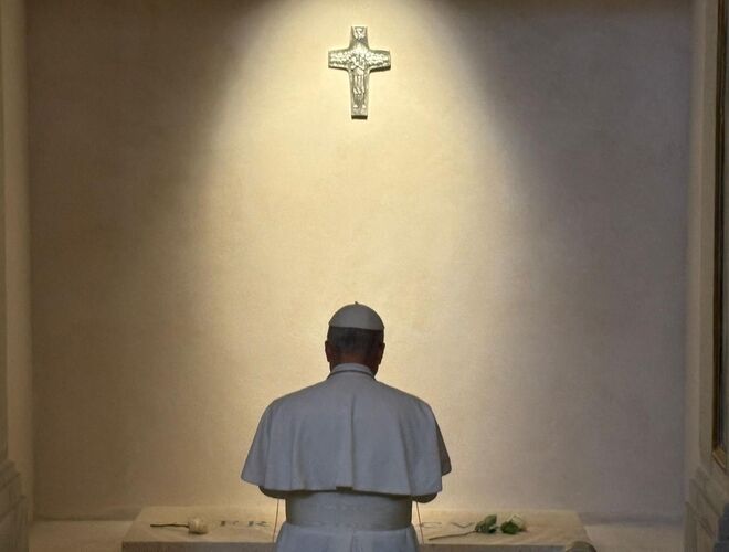 León XIV reza ante la tumba de Francisco