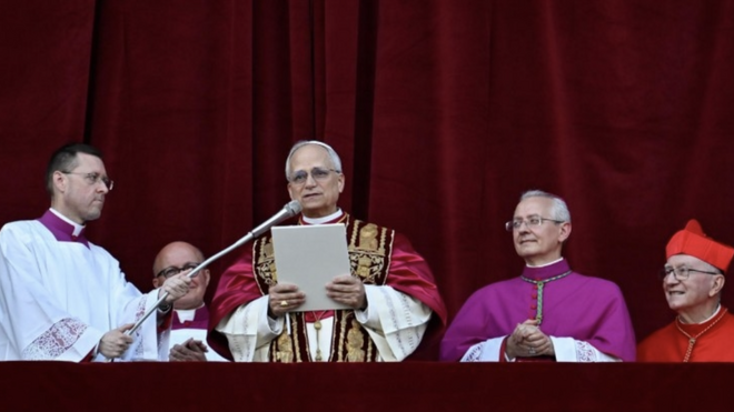 Parolin, a la derecha, escucha al nuevo Papa