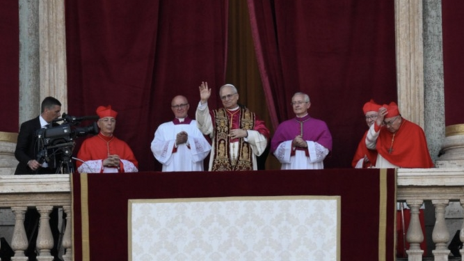 Saludo del nuevo Papa, con Parolin el segundo a la derecha