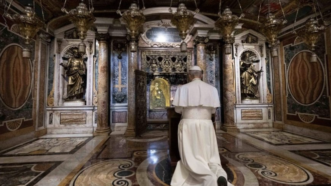 León XIV reza ante la tumba de San Pedro