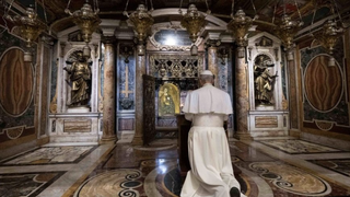 León XIV reza ante la tumba de San Pedro