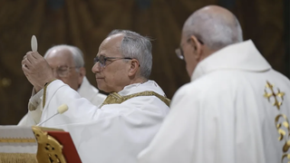 León XIV, celebrando su primera misa como Papa en la Sixtina