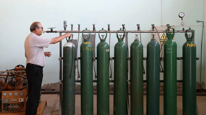 El secretario general de Cáritas Chiclayo muestra la planta de oxigeno