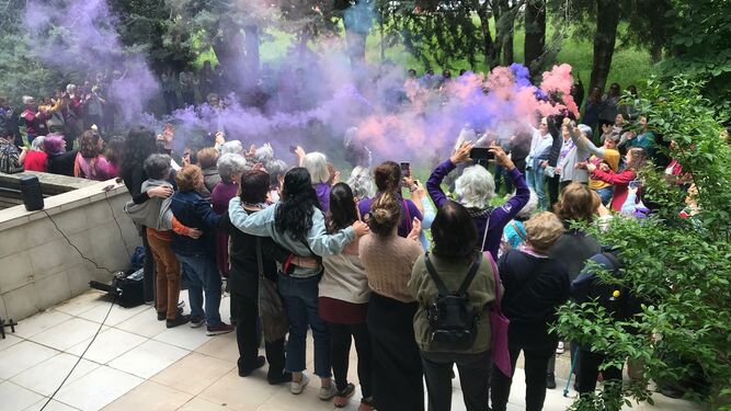 Fumata morada en el Encuentro de la Revuelta de Mujeres en la Iglesia