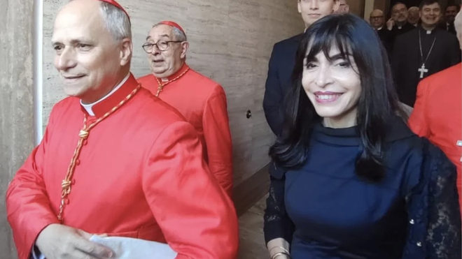 Emilce Cuda, con el cardenal Prevost