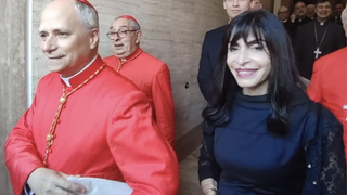 Emilce Cuda, con el cardenal Prevost